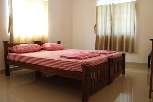 Cama ou camas em um quarto em Shantham Service Apartments, Kinathukadavu, Coimbatore