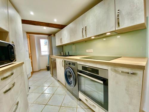 Il comprend une cuisine équipée d'une cuisinière et d'un lave-vaisselle. dans l'établissement Le Bréa, à Menton