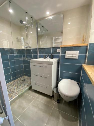 une salle de bain avec toilettes, lavabo et douche dans l'établissement Le Bréa, à Menton