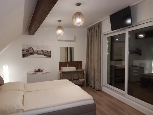 salon z kanapą i dużym oknem w obiekcie PENTHOUSE Griemann 1 mit Infrarotkabine und eigener Dachterrasse für max 4 Personen w mieście Illmitz