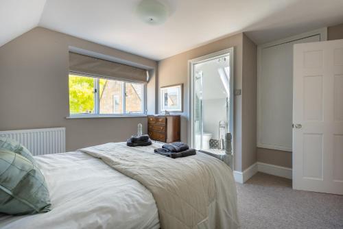 Un pat sau paturi într-o cameră la Devonshire Cottage, in the heart of Broadway