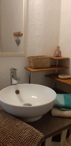 baño con lavabo blanco sobre una mesa en Gigaro en La Croix-Valmer