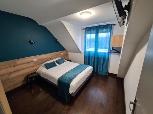 Tempat tidur dalam kamar di Berry Hôtel La Châtre