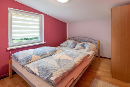 Apartament LUIZA tesisinde bir odada yatak veya yataklar