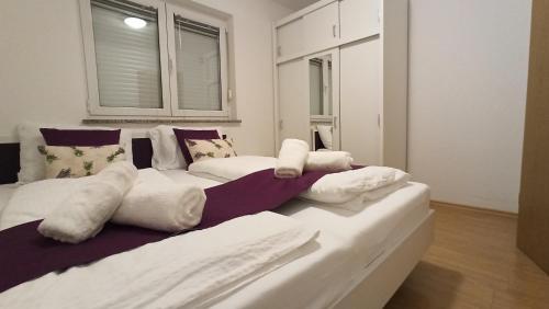 un divano bianco con cuscini in una stanza di Apartma Apollonio a Črni Kal