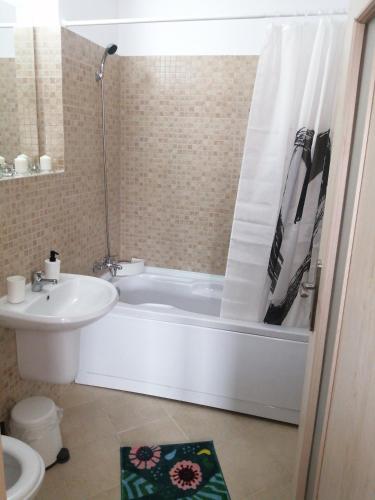 a bathroom with a tub and a sink and a toilet at BELLE VIEW SINAIA-free parking in Sinaia