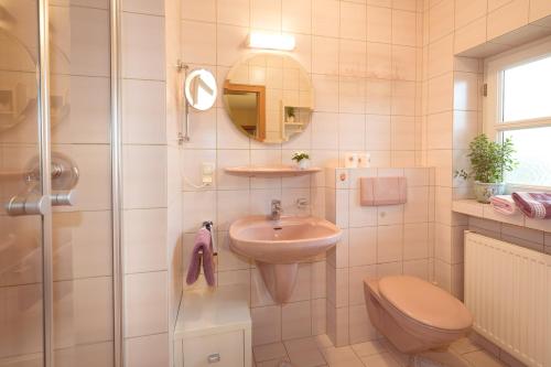 ein Bad mit einem Waschbecken, einem WC und einer Dusche in der Unterkunft Haus Gstatter in Ruhpolding