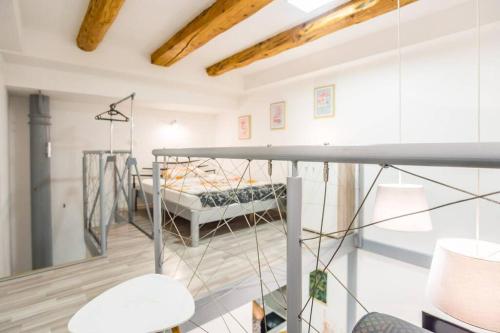 Ένα ή περισσότερα κρεβάτια σε δωμάτιο στο Apartma N'Poznam Tobačna