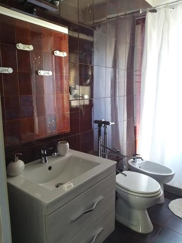 プンタ・セッカにあるCasa Danielaのバスルーム(白い洗面台、トイレ付)