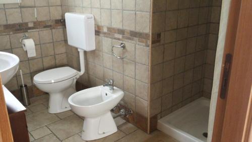 a bathroom with a toilet and a sink at Cuore di mare SALENTO - Beach House for Families in Torre Pali 