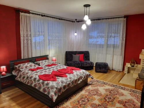 リバリツァにあるGuest House Lazar Raykovのベッドルーム1室(ベッド1台、椅子付)