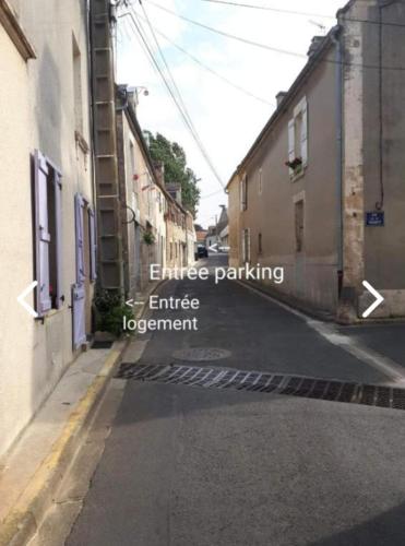 une image d'une rue vide avec les mots parking de bureau dans l'établissement Promo Studio Wi-Fi à Courseulles-sur-Mer au 1er étage, à Courseulles-sur-Mer