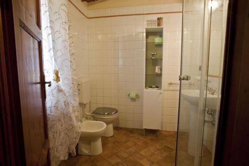 A bathroom at Arcobaleno Toscano