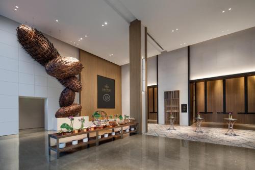 南京市にあるGrand WUJI Hotel, in The Unbound Collection by Hyattの大型シェル彫刻が壁に施されたロビー