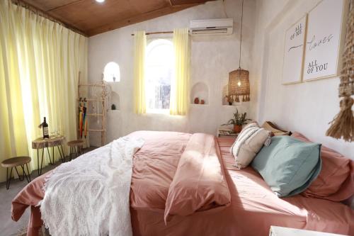 Кровать или кровати в номере EVA HUT Mui Ne Beach Hostel