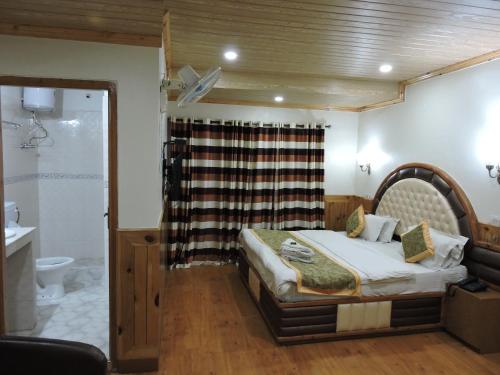 Un pat sau paturi într-o cameră la Hotel Chaman Palace