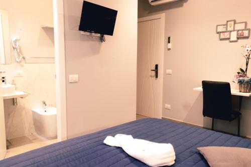 1 dormitorio con cama azul y lavamanos en Affittacamere Orchidea, en Módena