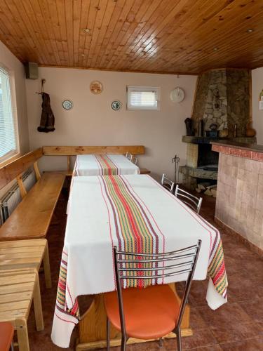Madzhare的住宿－Sunny House Madjare Guest House，客房设有一张带桌椅的床。