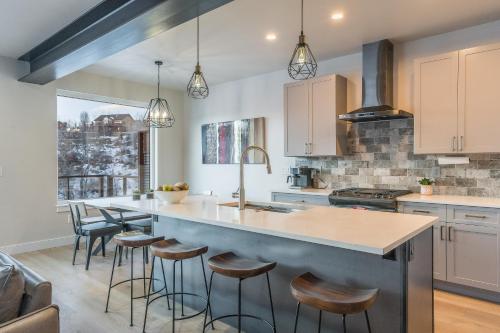 Dapur atau dapur kecil di 845 Mill Run Court home