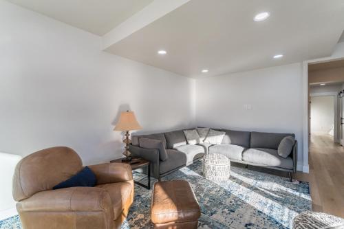 Ruang duduk di 845 Mill Run Court home