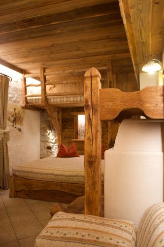 a bedroom with two bunk beds in a cabin at Residence Lastè in Moena