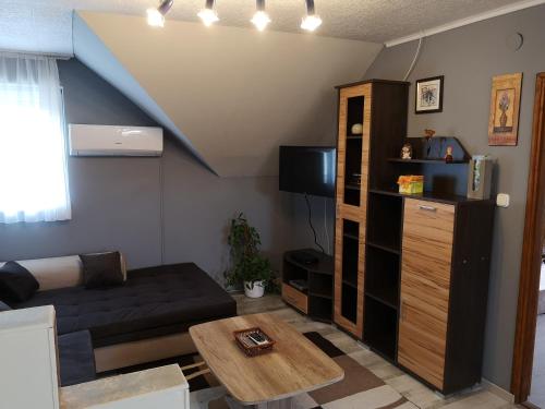 un soggiorno con un divano e un tavolo di Beni Haus a Balatongyörök