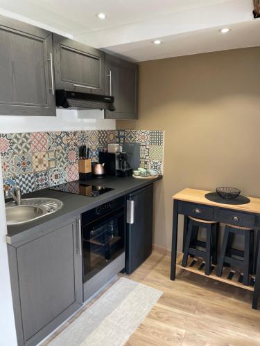 une cuisine avec un évier et un plan de travail dans l'établissement Cosy grand Studio, à Roquebrune-sur Argens