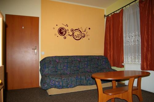 クドヴァ・ズドゥルイにあるPokoje Gościnne, Kudowa-Słone 62のベッドルーム(ベッド1台、テーブル付)
