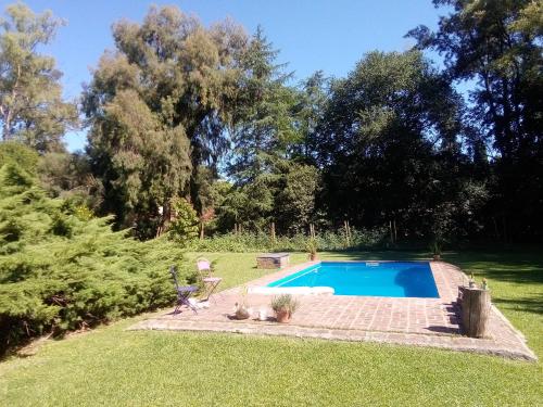 una piscina en medio de un patio en Cabañas Las Lavandas en Pilar en Pilar
