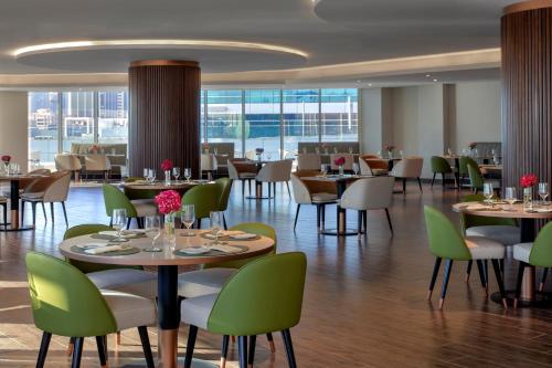 En restaurant eller et andet spisested på Avani Plus Palm View Dubai Hotel & Suites