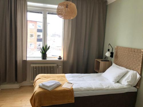 a bedroom with a large bed with a window at Hotell & Bistro Rödesund in Karlsborg