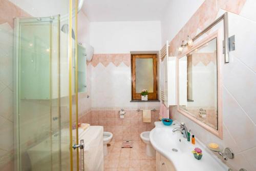y baño con ducha, lavabo y aseo. en Villa Aurora Oasi Verde, en Sorrento