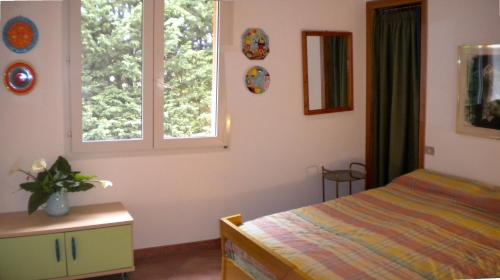 une chambre avec un lit et deux fenêtres dans l'établissement Scopello Villa Sole, à Scopello