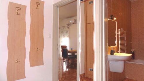 "ハルカーニャ"にあるGere MODERN Apartmentのバスルーム(洗面台、トイレ、鏡付)
