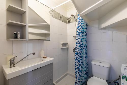 y baño con lavabo, aseo y ducha. en Niki's Traditional House, en Skopelos Town