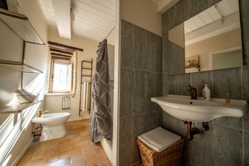 a bathroom with a sink and a toilet at Da Bacchetta in Assisi