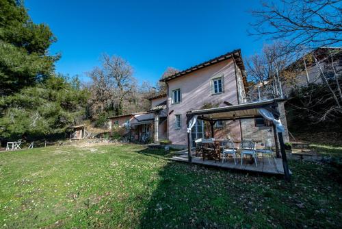 a house with a porch and chairs in the yard at Da Bacchetta in Assisi