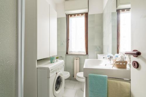 ein weißes Badezimmer mit Toilette und Waschbecken in der Unterkunft Cavalluccio Marino i1 Silvi Vacanza in Silvi Marina