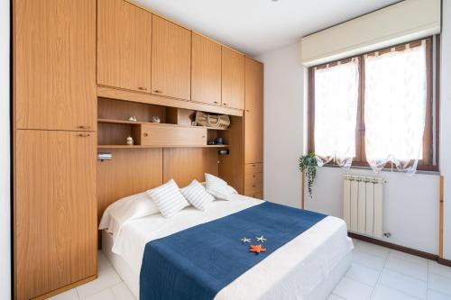 1 Schlafzimmer mit 2 Betten und Holzschränken in der Unterkunft Cavalluccio Marino i1 Silvi Vacanza in Silvi Marina