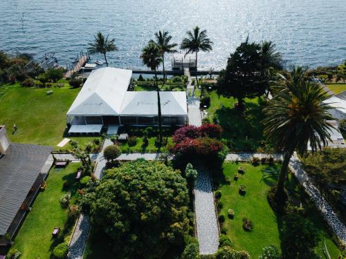 an aerial view of a house with a garden at Hotel y Centro de Convenciones Jardines del Lago in Panajachel