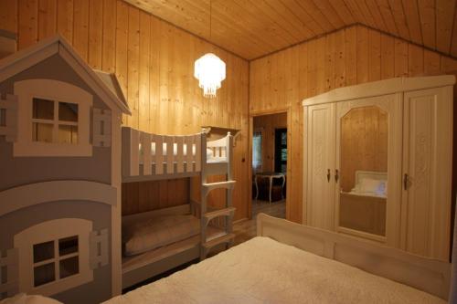 a childs bedroom with a bunk bed and a crib at Prowansja 2 - rodzinny domek letniskowy z prywatnym ogródkiem in Stegna