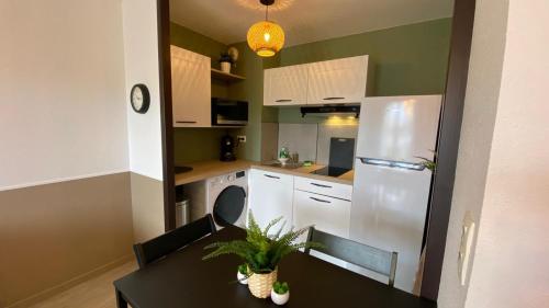 Una cocina o zona de cocina en Le Sporting Land - avec entrée autonome, parking privé & gourmandises offertes ! -