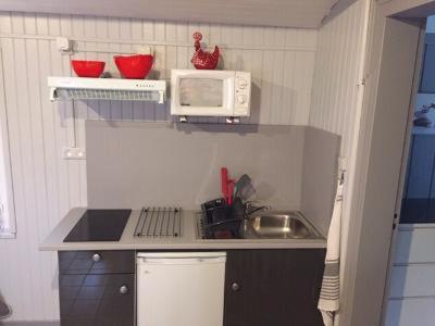 a kitchen with a stove top oven and a microwave at Ferme de Cartignac in Hourtin