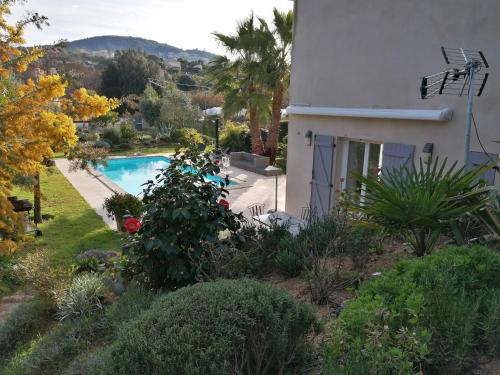 - une vue sur une maison et une piscine dans l'établissement studio 5min plage agosta, à Albitreccia