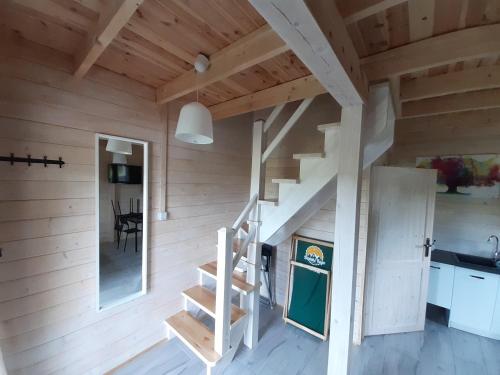 - un escalier dans une petite maison avec une cuisine dans l'établissement Domki Letniskowe Kaja, à Rewal