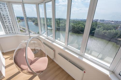 une chambre avec une chaise en face d'une fenêtre dans l'établissement Premium apartament & Penthouse - Center, à Krasnodar