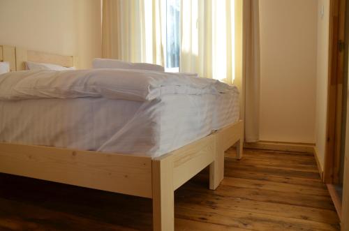Una cama o camas en una habitación de Petit Dilijan