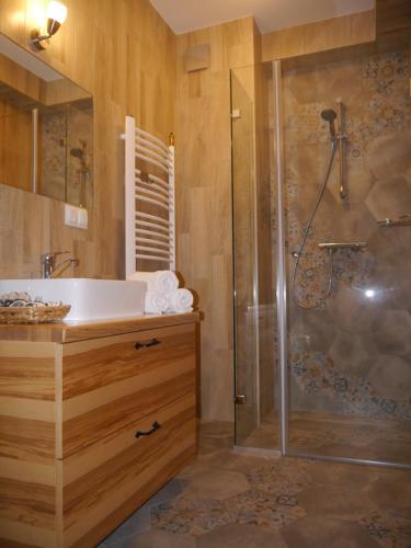 Ванна кімната в Apartament Modrzewiowy Raj