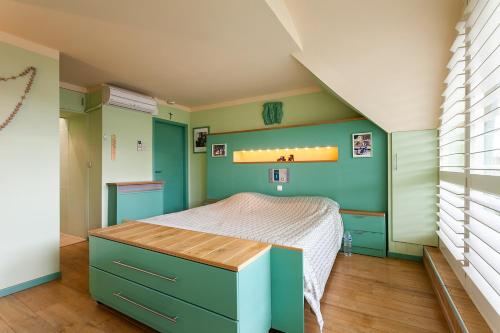 sypialnia z zielonymi ścianami i łóżkiem w obiekcie Thai Time Wellness w Antwerpii