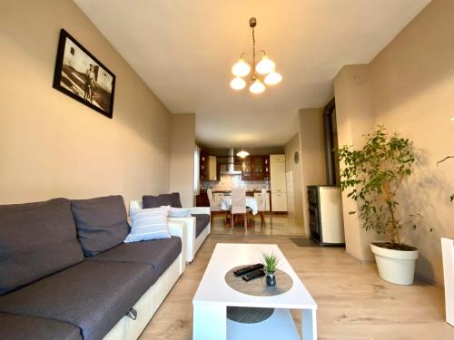 uma sala de estar com um sofá e uma mesa em Apartment Marcella 1 em Ljubac